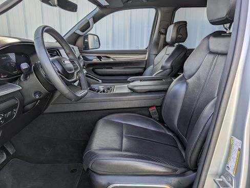 Used 2024 Jeep Wagoneer L Series II image 26