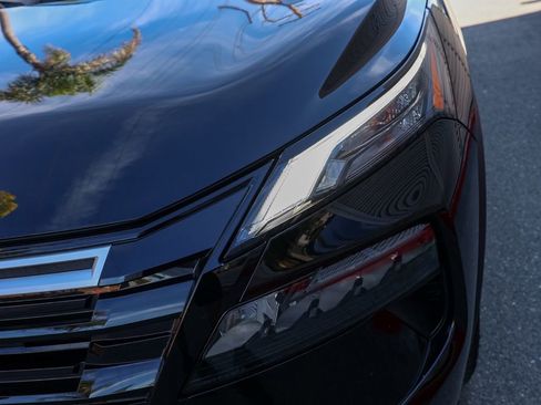 Used 2025 Nissan Rogue SV AWD/4WD image 10