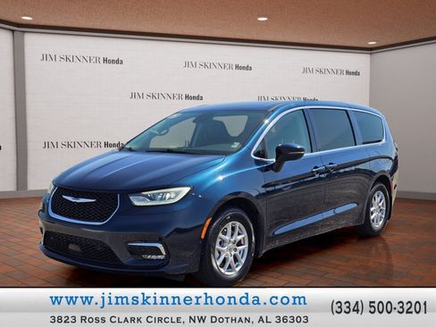 Used 2023 Chrysler Pacifica Touring-L FWD image 1