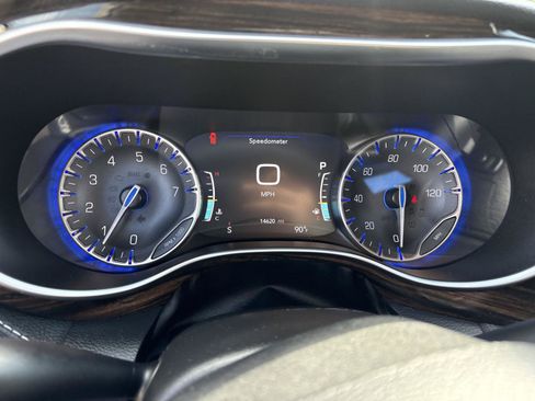 Used 2024 Chrysler Pacifica Limited FWD image 17
