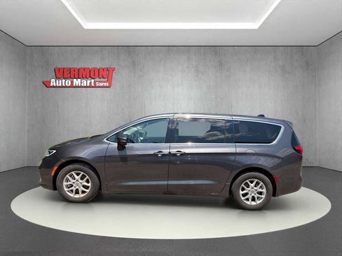 Used 2023 Chrysler Pacifica Touring-L FWD image 4