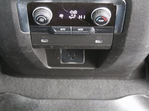 Used 2022 Chevrolet Suburban Z71 image 19