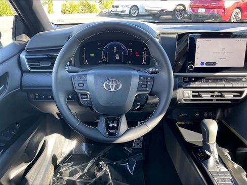 Used 2025 Toyota Camry SE image 8