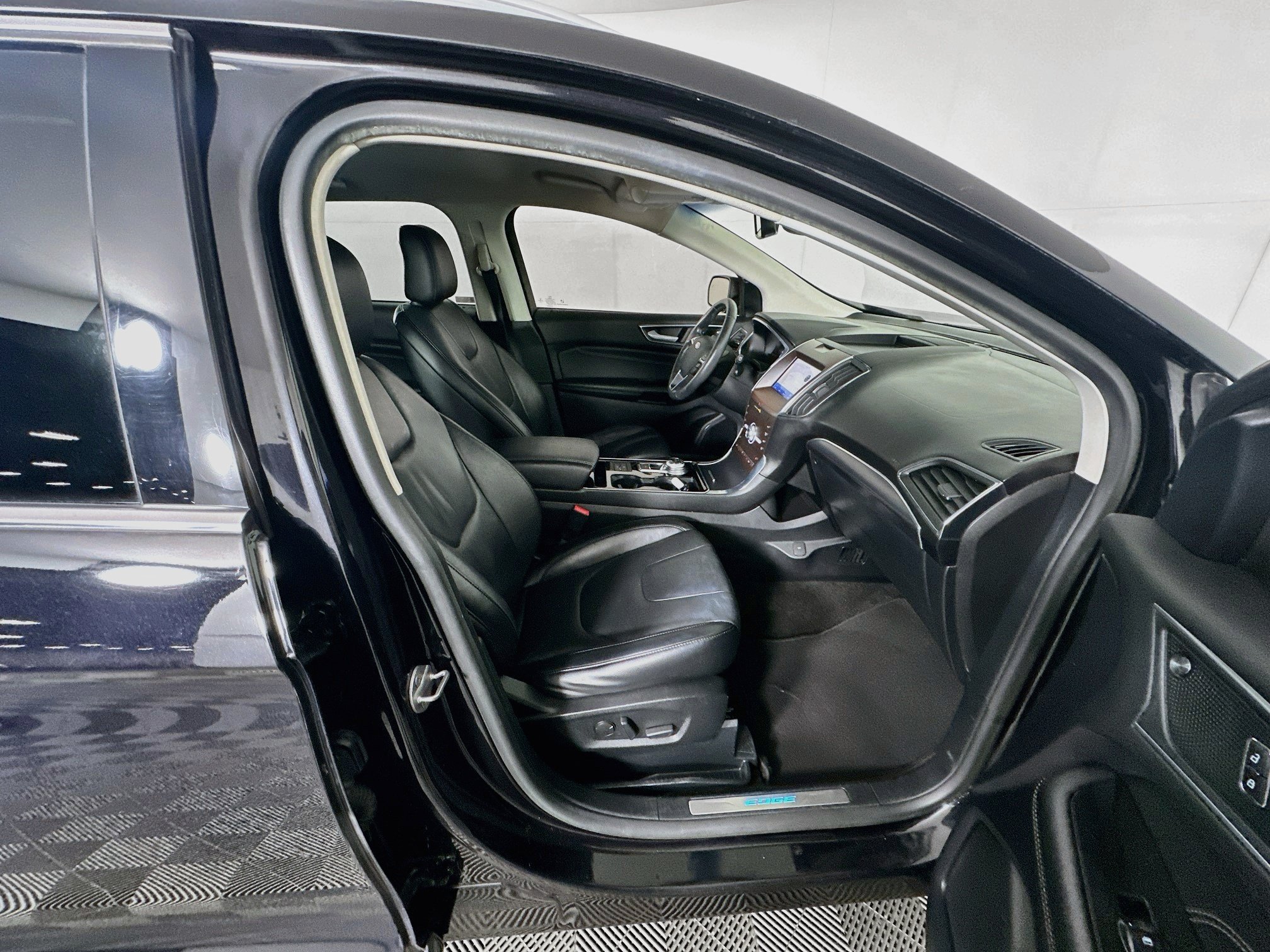 Used 2020 Ford Edge Titanium FWD image 30