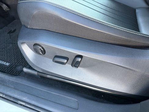 Used 2024 Volkswagen Tiguan SE image 21