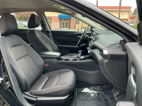 Used 2024 Nissan Altima 2.5 SV FWD image 18