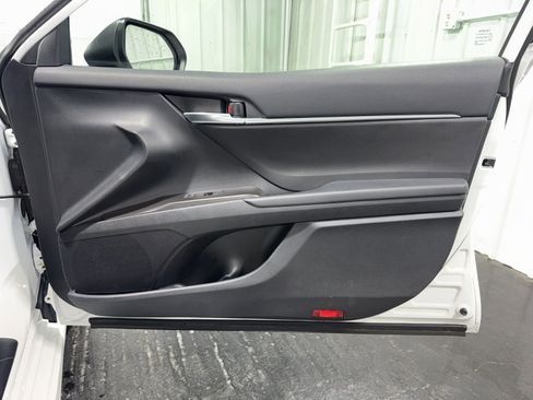 Used 2024 Toyota Camry SE image 11