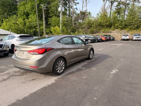 Used 2015 Hyundai Elantra SE w/ Option Group 02 FWD image 4