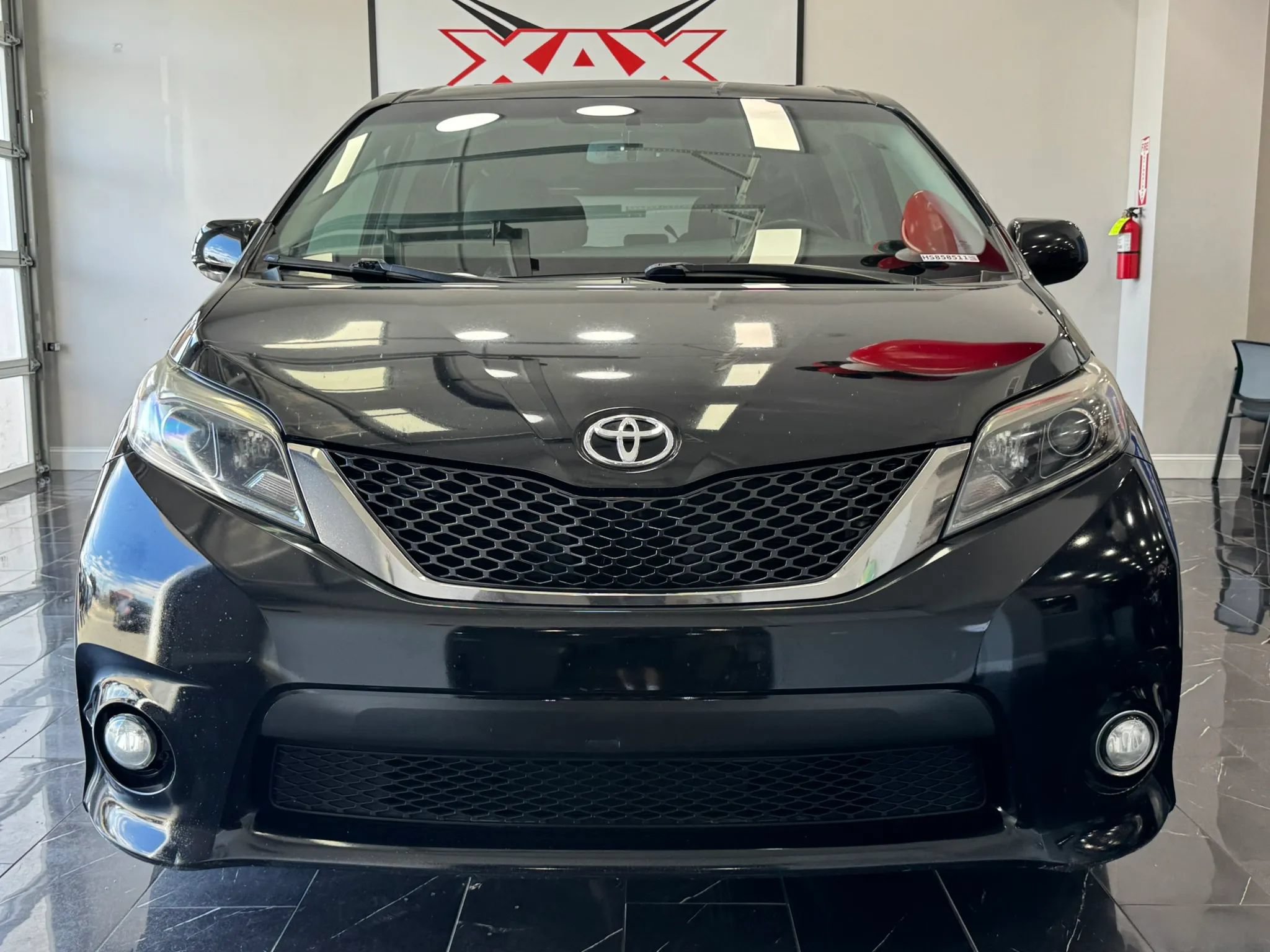 Used 2017 Toyota Sienna SE Premium FWD image 2