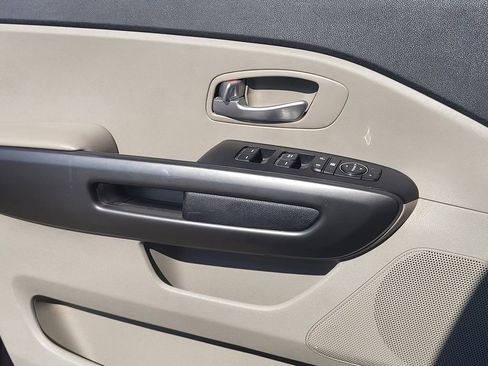 Used 2021 Kia Sedona LX image 20