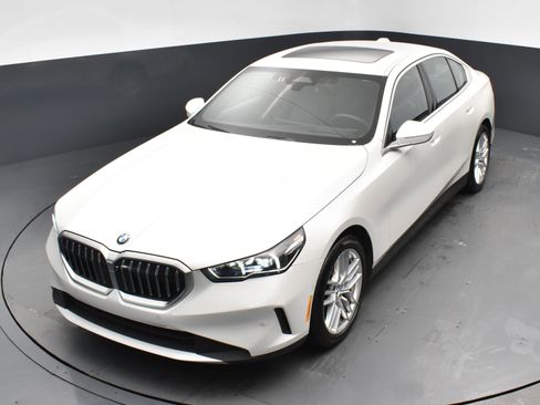 Used 2024 BMW 530i w/ Premium Package image 21