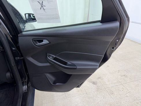 Used 2018 Ford Focus SE w/ SE Appearance Package image 12