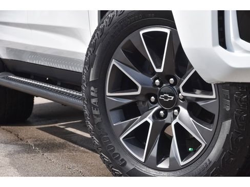 Used 2024 Chevrolet Suburban Z71 w/ Luxury Package AWD/4WD image 10