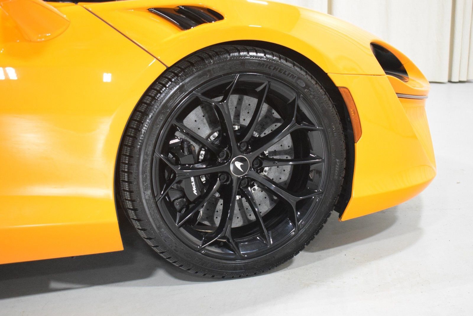 Used 2024 McLaren Artura RWD image 15