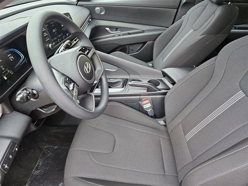 New 2025 Hyundai Elantra SE image 13