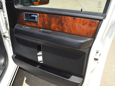 Used 2015 Lincoln Navigator 4WD image 23