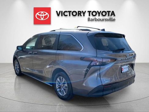 Used 2024 Toyota Sienna XLE image 3