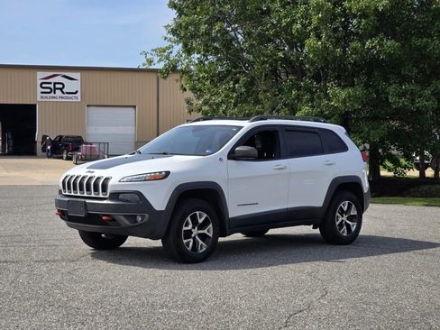 Used 2015 Jeep Cherokee Trailhawk w/ Comfort/Convenience Group AWD/4WD image 3