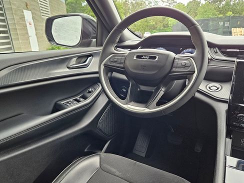 Used 2024 Jeep Grand Cherokee Altitude AWD/4WD image 9