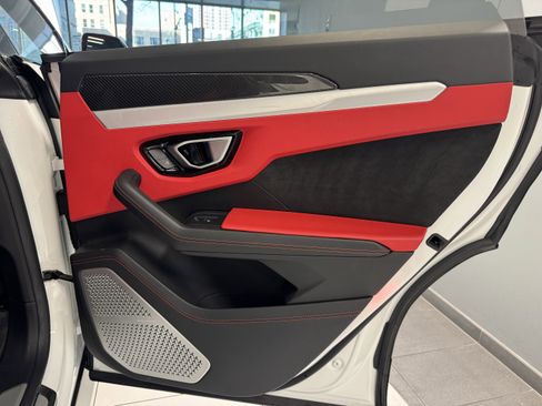 Used 2020 Lamborghini Urus image 31