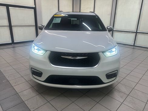 Used 2025 Chrysler Pacifica Pinnacle FWD image 13