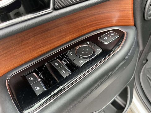 Used 2019 Lincoln Navigator Select image 16