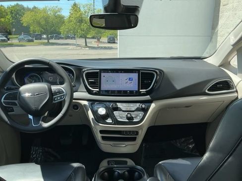 Used 2023 Chrysler Pacifica Touring-L FWD image 2