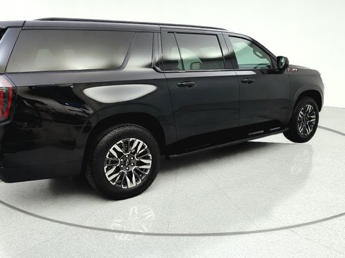 Used 2025 Chevrolet Suburban Z71 AWD/4WD image 7