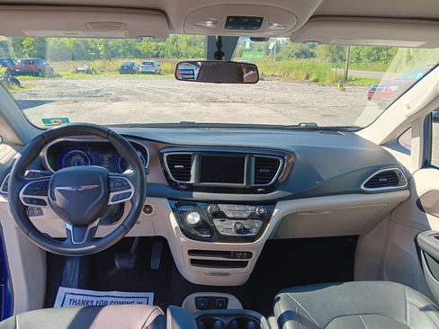 Used 2018 Chrysler Pacifica Touring-L FWD image 11