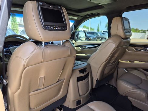 Used 2019 Cadillac Escalade ESV Platinum AWD/4WD image 17