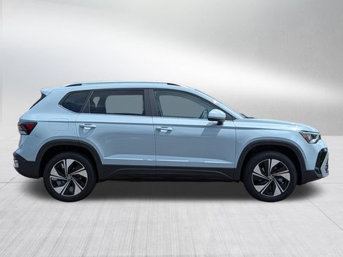 Certified 2025 Volkswagen Taos SE w/ Panoramic Sunroof Package AWD/4WD image 8