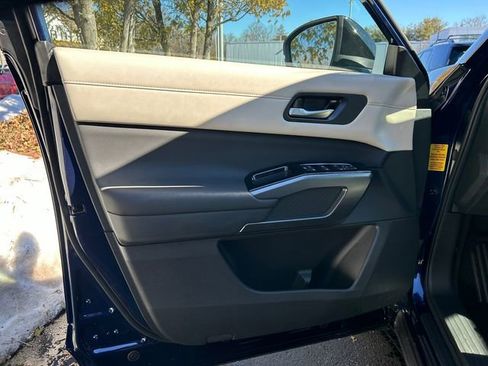 New 2026 Nissan Pathfinder SL image 9