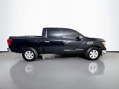 Used 2017 Nissan Titan SV RWD image 11