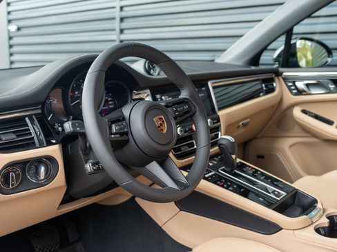 Certified 2026 Porsche Macan AWD/4WD image 4