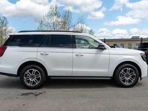 Used 2025 Ford Expedition Active AWD/4WD image 5