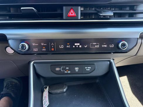 Used 2025 Kia Carnival FWD image 36