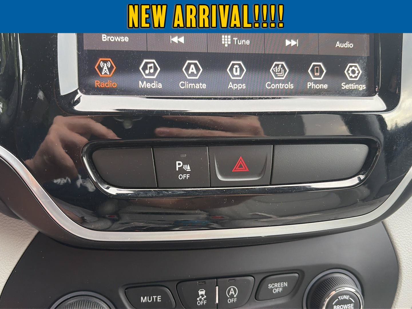 Used 2019 Jeep Cherokee Limited AWD/4WD image 23
