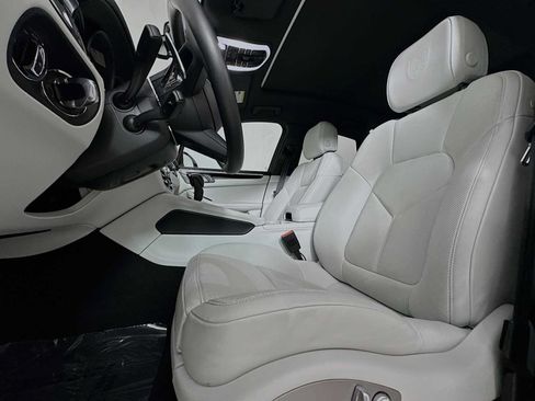 Certified 2026 Porsche Macan AWD/4WD image 5