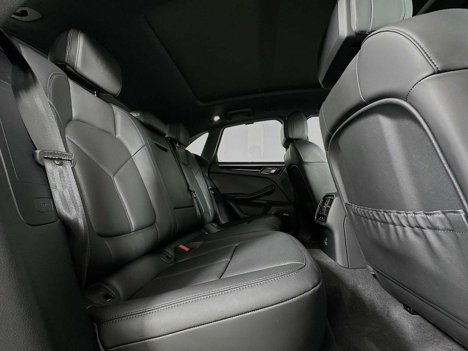 Certified 2026 Porsche Macan AWD/4WD image 28