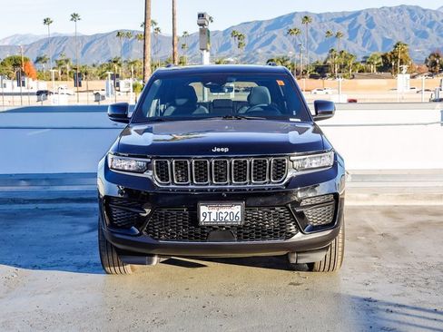 Certified 2025 Jeep Grand Cherokee Laredo X image 3
