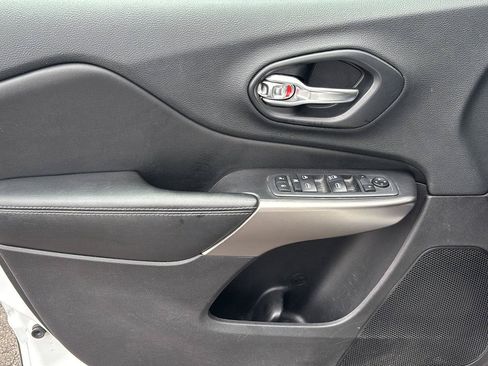 Used 2020 Jeep Cherokee Latitude FWD image 4