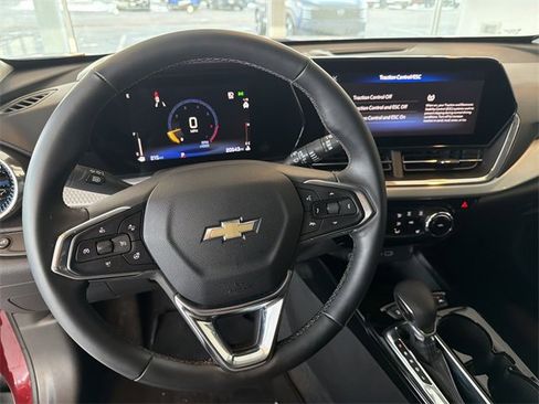 Certified 2025 Chevrolet Trax LT w/ LT Convenience Package image 17