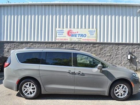 Used 2022 Chrysler Pacifica Touring-L FWD image 9