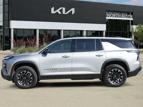 Used 2025 Chevrolet Traverse Z71 AWD/4WD image 3