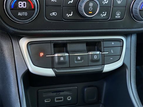 Used 2023 GMC Terrain SLT image 23