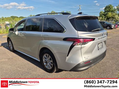 Used 2022 Toyota Sienna LE AWD/4WD image 5
