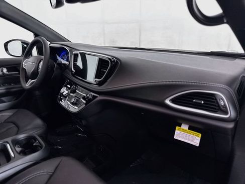 New 2027 Chrysler Pacifica Select FWD image 29