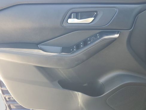 Used 2024 Nissan Rogue SV image 13