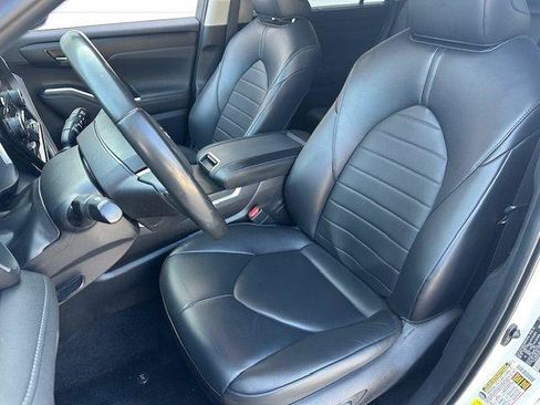 Used 2023 Toyota Highlander XLE FWD image 14