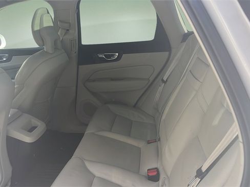 Used 2018 Volvo XC60 T5 Momentum w/ Vision Package image 12